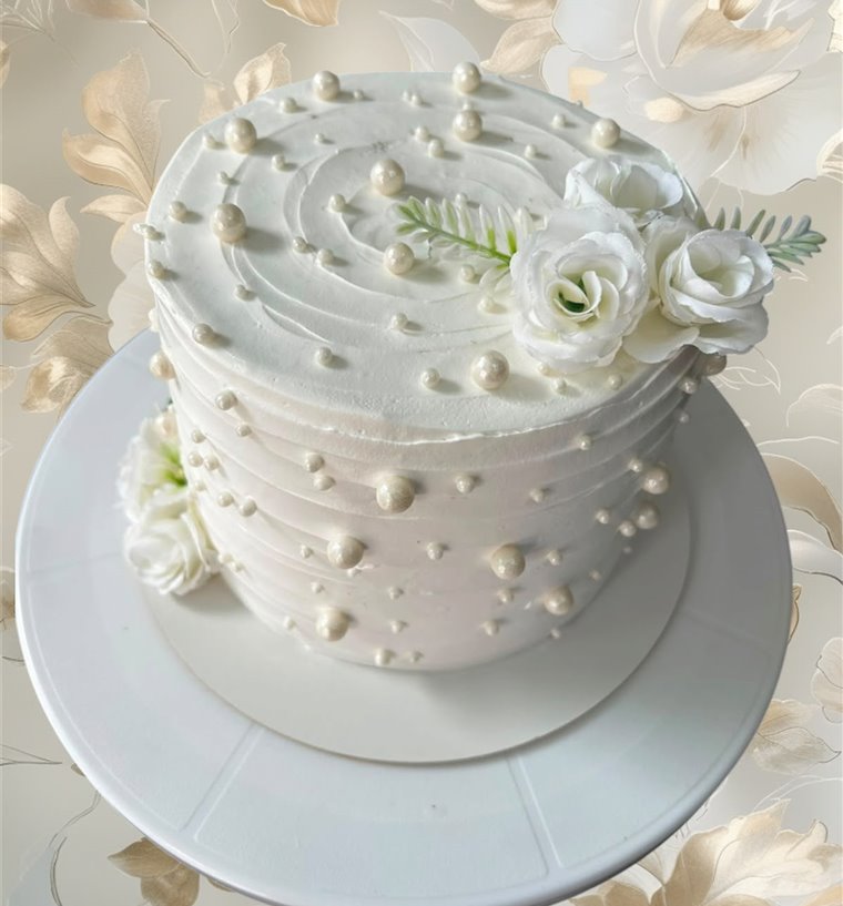 Bolo de casamento branco com pérolas e flores